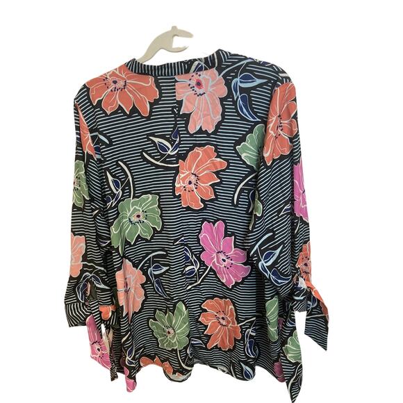 Eloquii Blouse with Flowers & Black & White Stripe‎ Background Size 22 - Picture 6 of 7